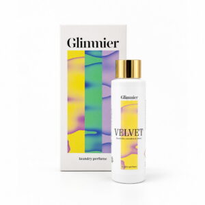 Glimmier VELVET wasparfum fles naast de witte verpakking